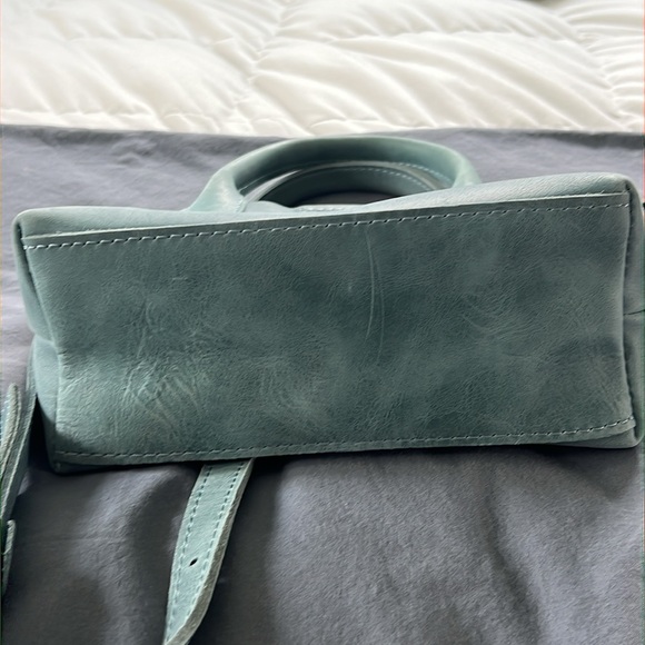 Portland Leather Crossbody Tote + Matching card holder - Picture 5 of 14